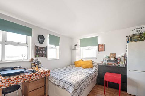 Studio to rent, High Road, North Finchley, London, N12