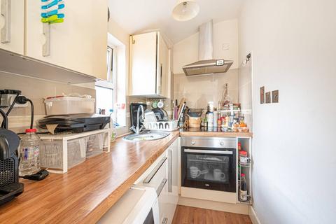 Studio to rent, High Road, North Finchley, London, N12