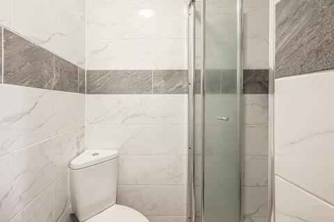 Studio to rent, High Road, North Finchley, London, N12