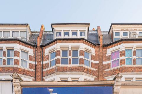 Studio to rent, High Road, North Finchley, London, N12