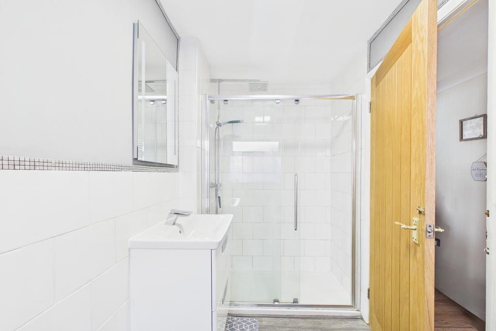 Ewe Move Spalding - Chaucers Way - Shower Room