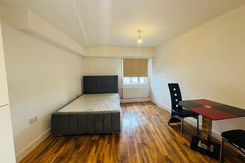 Studio to rent, 9 Cranbrook Road, Ilford, IG1