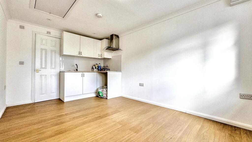 Bright studio with fitted kitchenette and woodf...