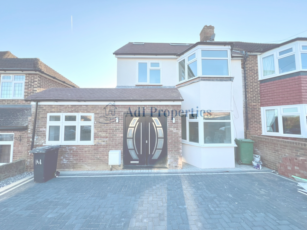 5/6 Bedroom Semi Detached House Available to Let
