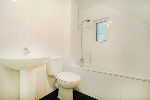 2 bedroom apartment to rent, Chiswick High Road, Chiswick, London