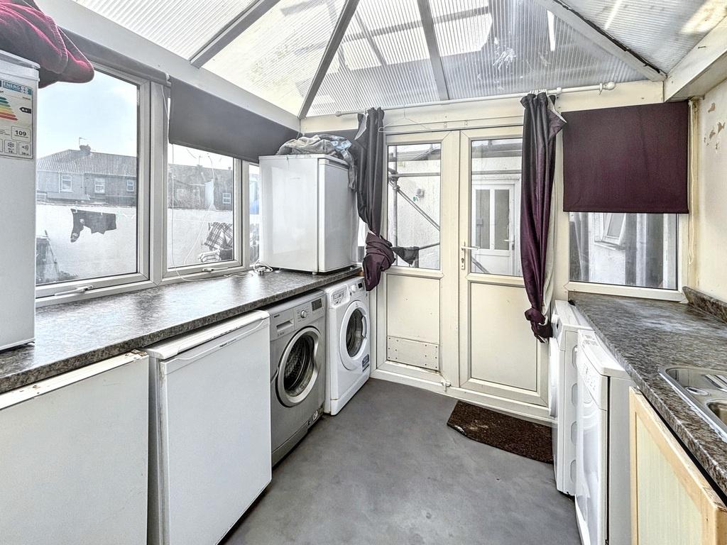 Bright glazed utility with appliances and count...