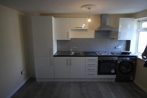 Flat to rent, Oaks Road, Stanwell TW19