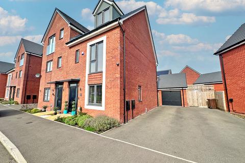 4 bedroom semi-detached house for sale, Indianapolis Gardens, WOLVERHAMPTON, WV10 6GU