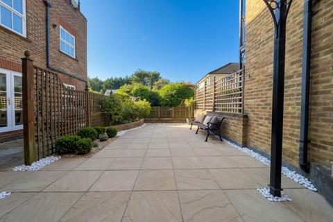 2 bedroom flat to rent, The Green, Winchmore Hill, London N21