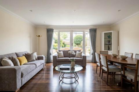 2 bedroom flat to rent, The Green, Winchmore Hill, London N21
