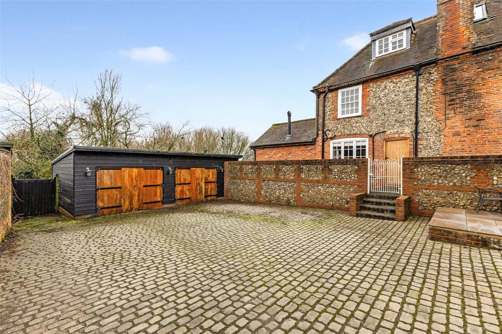Garage/Courtyard