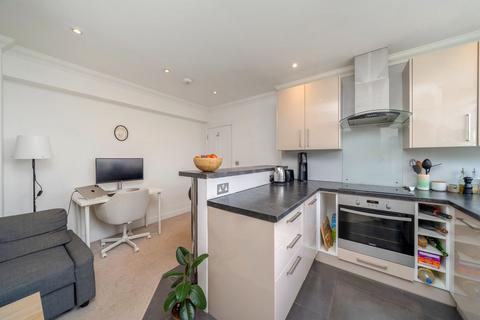 1 bedroom apartment for sale, Du Cane Court. Balham High Road, London. SW17 7JP