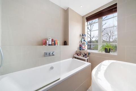 1 bedroom apartment for sale, Du Cane Court. Balham High Road, London. SW17 7JP