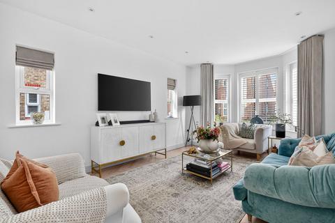 4 bedroom semi-detached house for sale, Albright Gardens, Walton-On-Thames