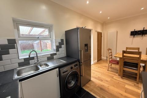 3 bedroom house to rent, Penshurst Road, London