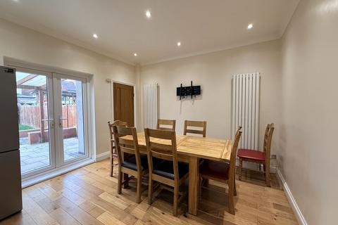 3 bedroom house to rent, Penshurst Road, London