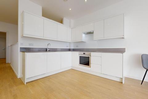 Studio to rent, Riverbank Way