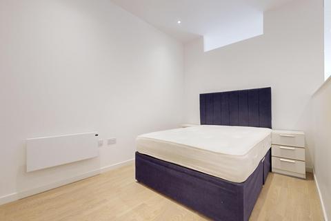 Studio to rent, Riverbank Way