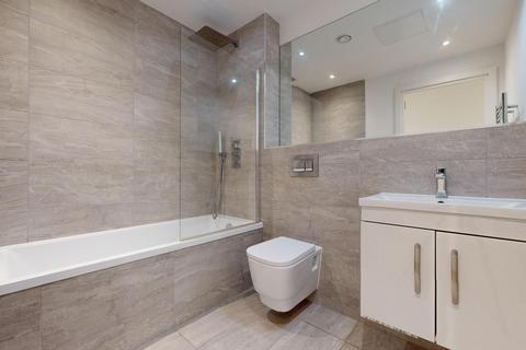 Studio to rent, Riverbank Way