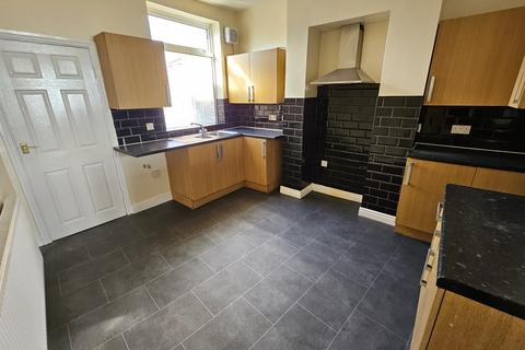 3 bedroom end of terrace house to rent, Vernon Road, Oldbury B68
