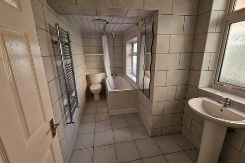 3 bedroom end of terrace house to rent, Vernon Road, Oldbury B68