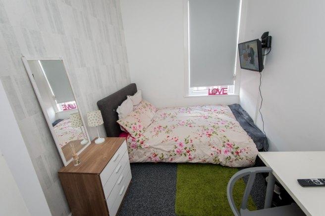 House in Leeds, Headingley Hill, Hyde Park - More