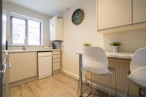 2 bedroom house share to rent, Victoria Court Mews