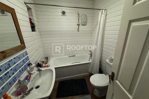 2 bedroom house share to rent, Moorland Avenue