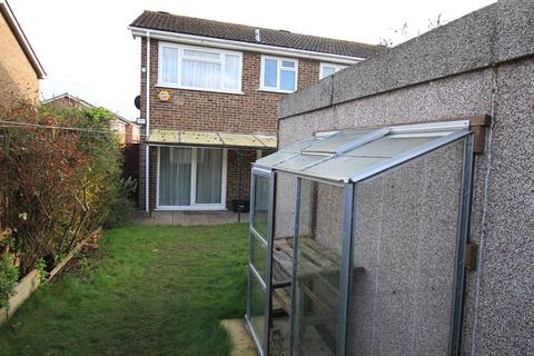 2 bedroom semi-detached house to rent, Sutton Lane, Slough SL3