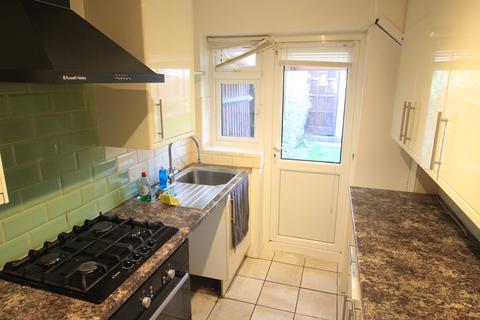 2 bedroom semi-detached house to rent, Sutton Lane, Slough SL3