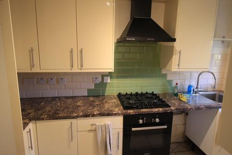 2 bedroom semi-detached house to rent, Sutton Lane, Slough SL3