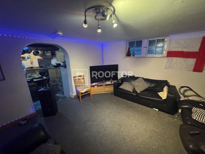 Regent-park-avenue-ls6-2au-1060471