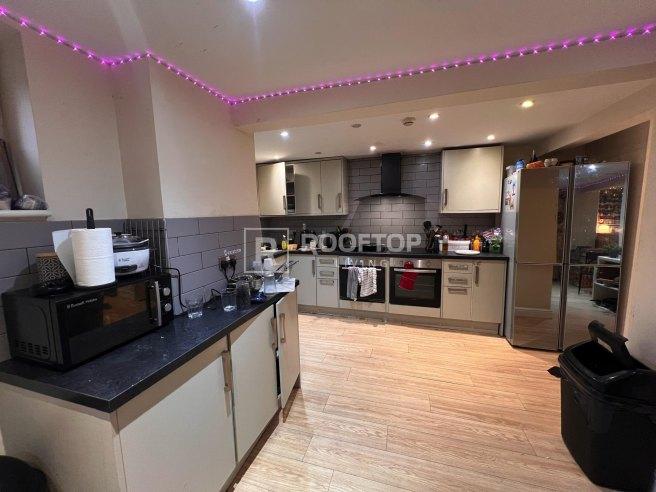 Brudenell-avenue-ls6-1hd-1061041
