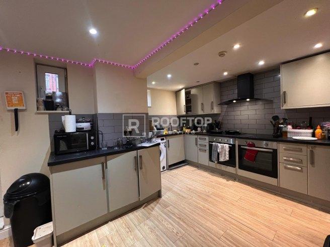 Brudenell-avenue-ls6-1hd-1061042