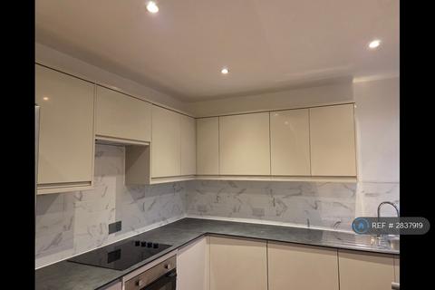 3 bedroom flat to rent, Queensborough Court, London, N3