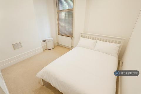 1 bedroom in a flat share to rent, Upper Richmond Road, London, SW15