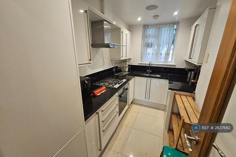 1 bedroom in a flat share to rent, Upper Richmond Road, London, SW15