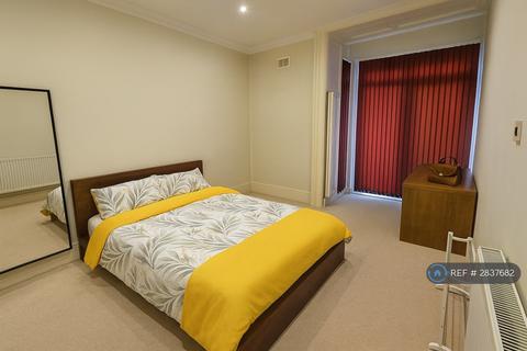 1 bedroom in a flat share to rent, Upper Richmond Road, London, SW15