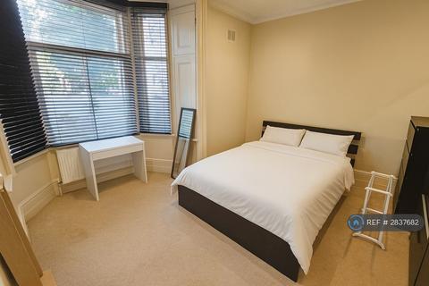 1 bedroom in a flat share to rent, Upper Richmond Road, London, SW15