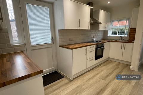 3 bedroom semi-detached house to rent, Leysholme View, Leeds, LS12