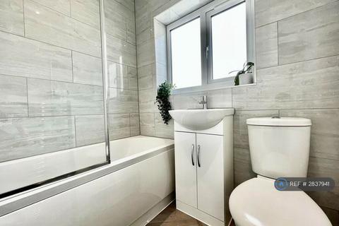 3 bedroom semi-detached house to rent, Leysholme View, Leeds, LS12