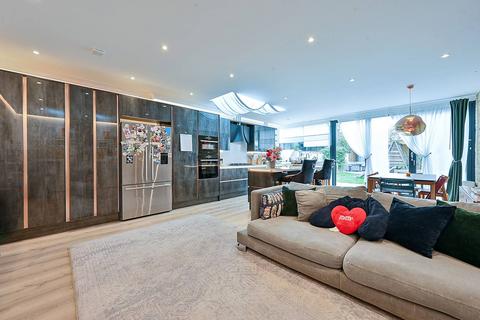 3 bedroom flat to rent, Ellesmere Road, Chiswick, London, W4