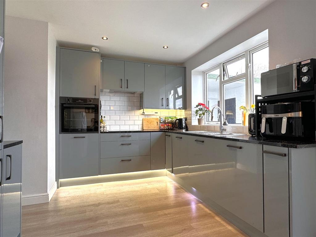 Stylish Modern Kitchen 519