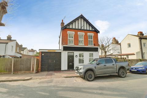 6 bedroom detached house to rent, Balmoral Road, Westcliff-on-sea, SS0