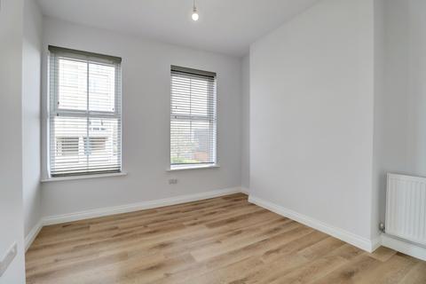 6 bedroom detached house to rent, Balmoral Road, Westcliff-on-sea, SS0