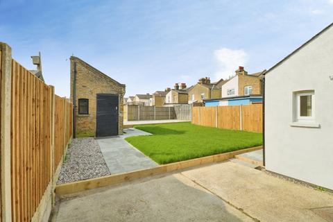 6 bedroom detached house to rent, Balmoral Road, Westcliff-on-sea, SS0