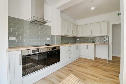 6 bedroom detached house to rent, Balmoral Road, Westcliff-on-sea, SS0