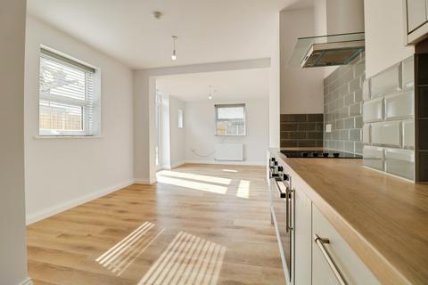 6 bedroom detached house to rent, Balmoral Road, Westcliff-on-sea, SS0