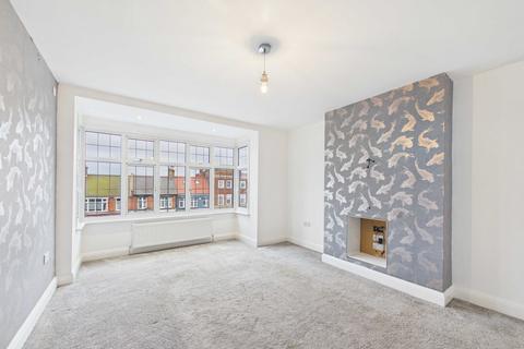 2 bedroom flat to rent, London Road, Leigh-on-sea, SS9