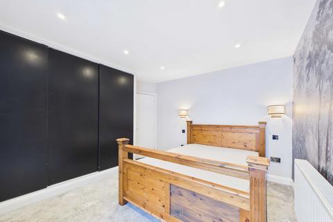 2 bedroom flat to rent, London Road, Leigh-on-sea, SS9